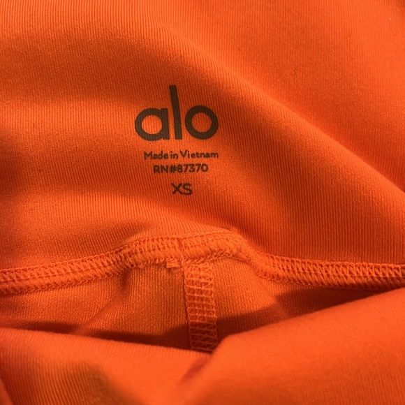 XS Alo Yoga shorts - Picture 2 of 3